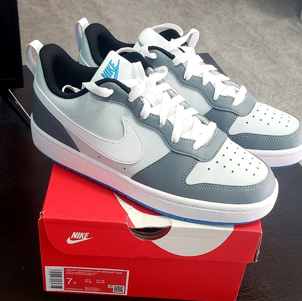 Gym shoes